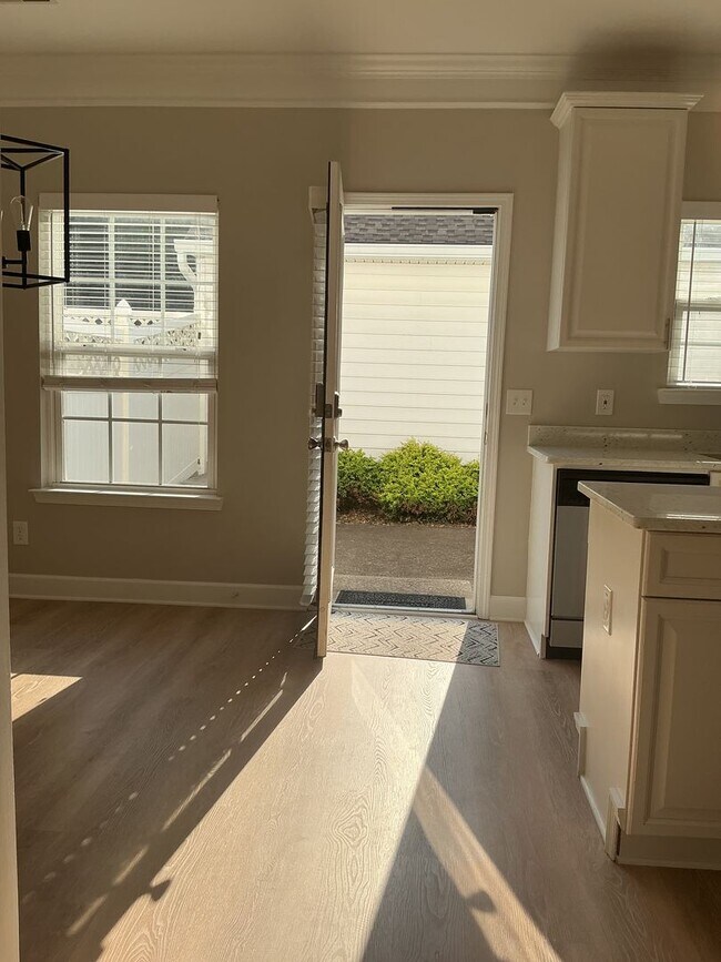 Building Photo - Beautiful 3 Bedroom, 2.5 Bath Townhouse in...