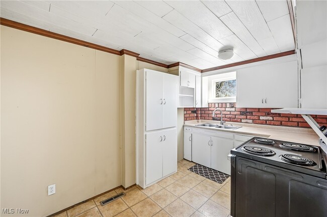 Building Photo - 12192 Leffingwell Rd