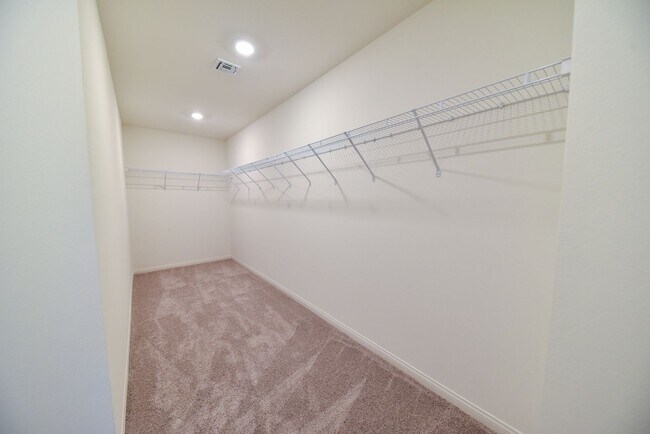 Building Photo - 5 Bed 3 1/2 Bath,  Beautiful home in gated community!