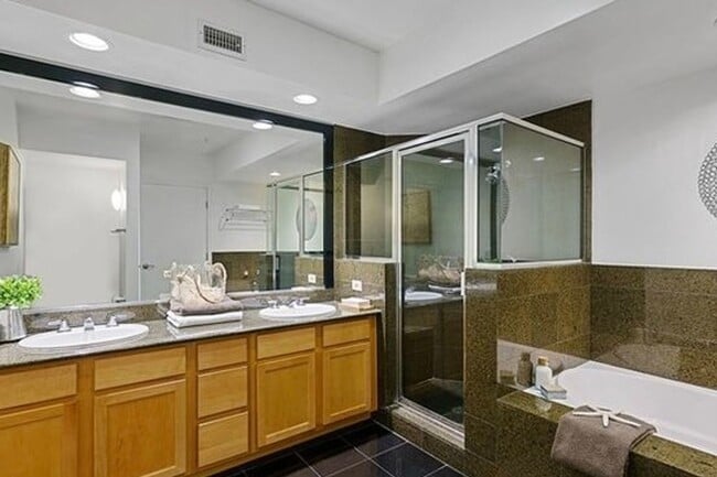 Building Photo - Rare Opportunity to Rent Spacious & Bright WLA Condo