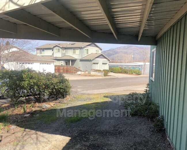 Building Photo - 536 Tulipan Way