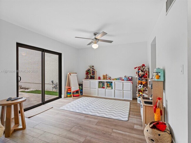 Building Photo - 10548 SW 112th Ave