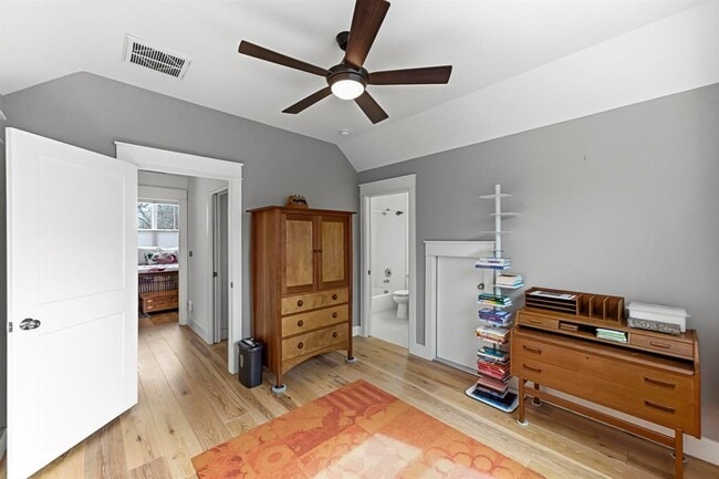 Building Photo - 1801 Pequeno St