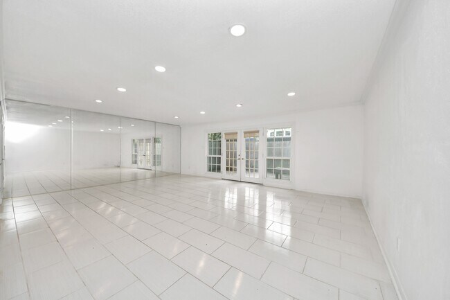 Building Photo - 832 Wax Myrtle Ln