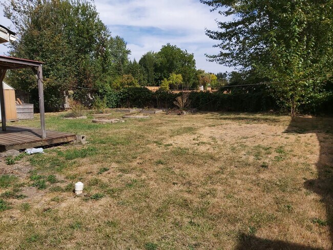 Building Photo - Cozy 1 Bed, 1 Bath House with Big Backyard and Outdoor Deck!
