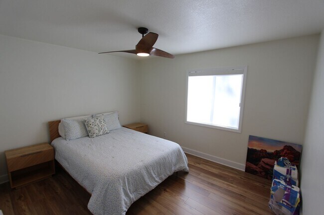 Building Photo - LEASE PENDING! Turn key Furnished Universi...