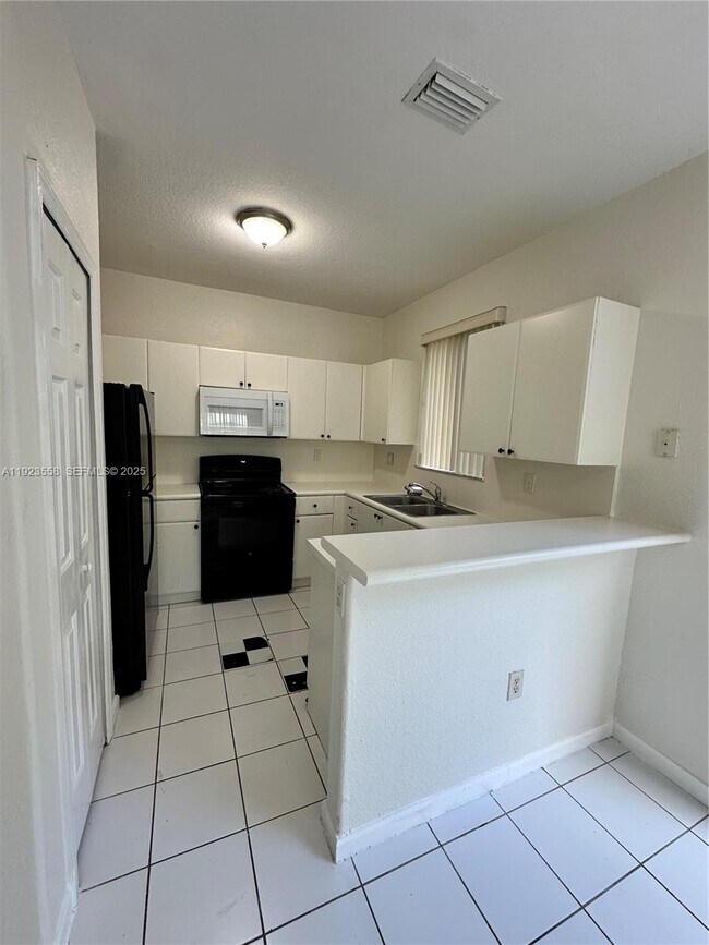 Building Photo - 1529 SE 24th Ct