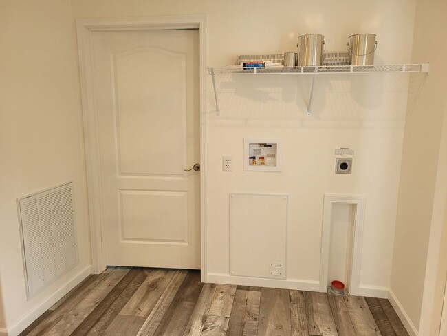 Building Photo - 5600 Jennie St