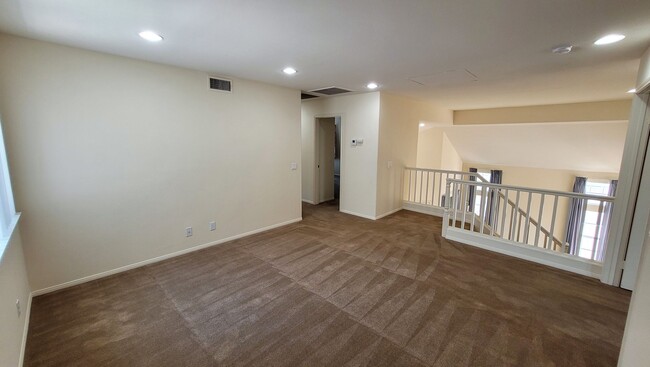 Building Photo - Ridgemoor Estates 4 bedroom + Loft and 3 b...