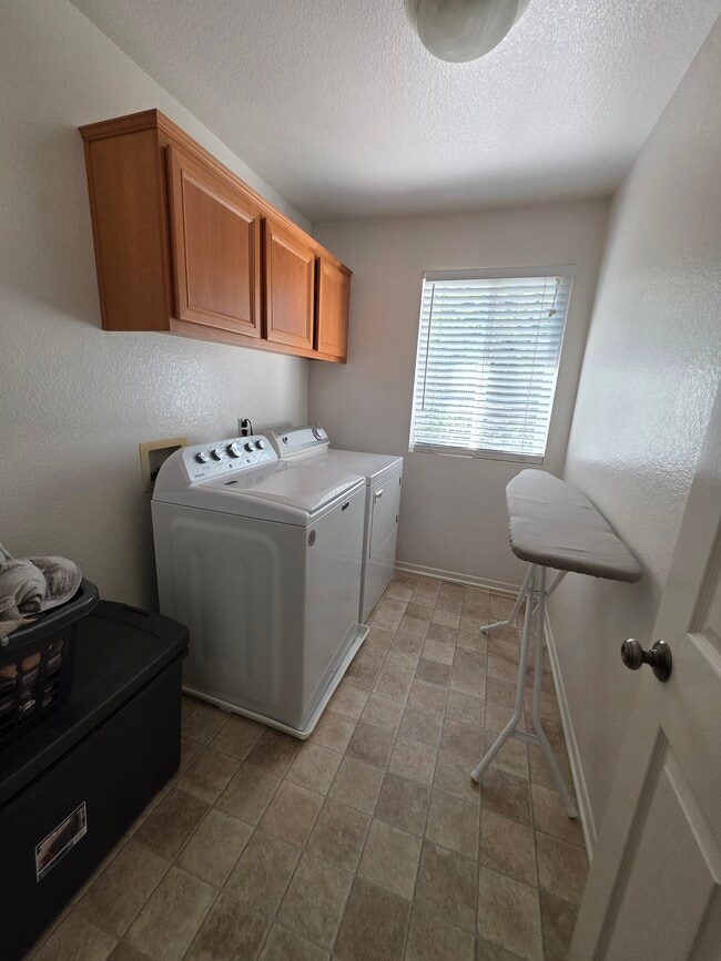 Building Photo - 165 Canyon Creek Way