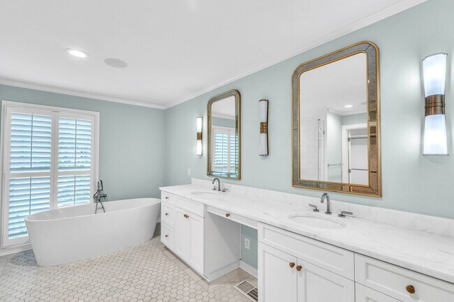 Building Photo - Gorgeous Waterfront Home on Isle of Hope
