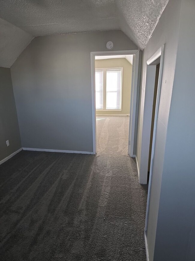 Building Photo - Spacious 2 Bedroom Home! Nice yard! Pet Friendly!