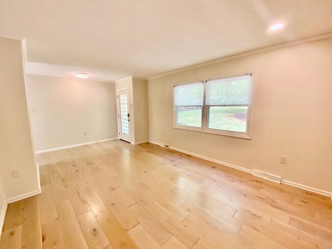 Building Photo - East AVL - Mid Century Modern Beauty in Botany Woods!