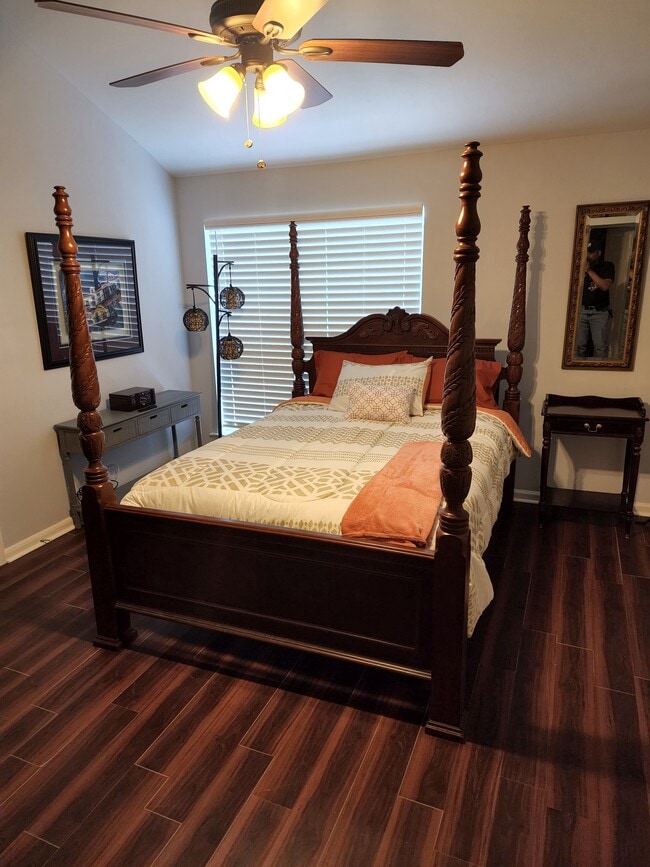 Master bedroom. - 5201 Heatherstone Dr