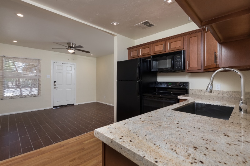 Primary Photo - 1646 E Indianola Ave