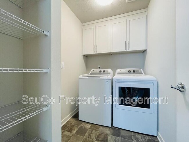 Building Photo - 6473 SE Genrosa St