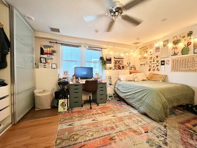 Building Photo - Amazing 5 bed 2.5 bath in Allston... BROKER FEE PAID NY LANDLORD!!