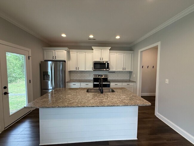 Building Photo - Ooltewah Gem! 3BR Home with Pool + Walking Trails