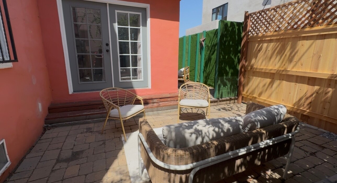 Building Photo - 1056 S Redondo Blvd