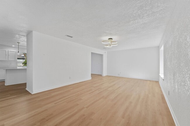 Building Photo - 3223 Deer Valley Dr