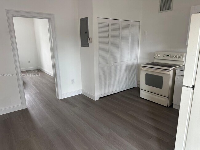 Building Photo - 312 SW 32nd Ave