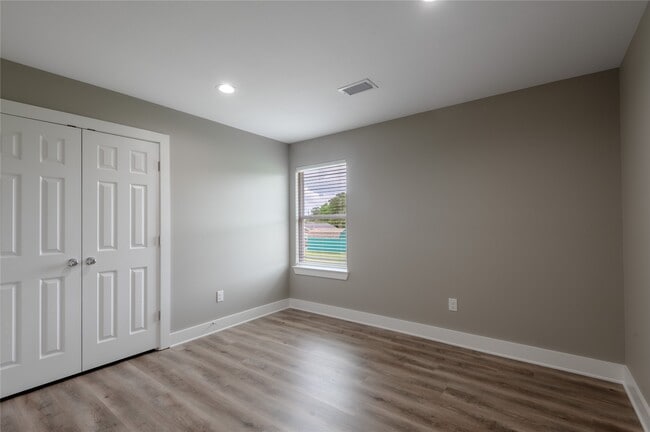 Building Photo - 250 Shady Oaks