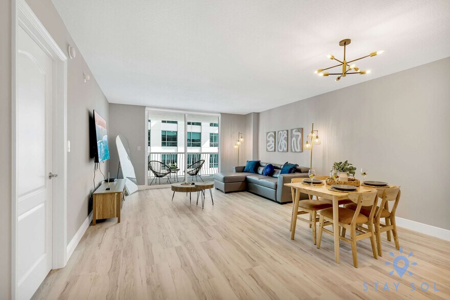 Building Photo - 1200 Brickell Bay Dr