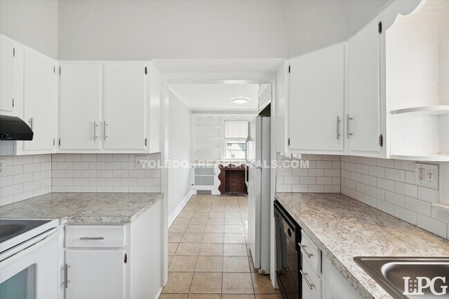 Building Photo - 4138 N Lockwood Ave