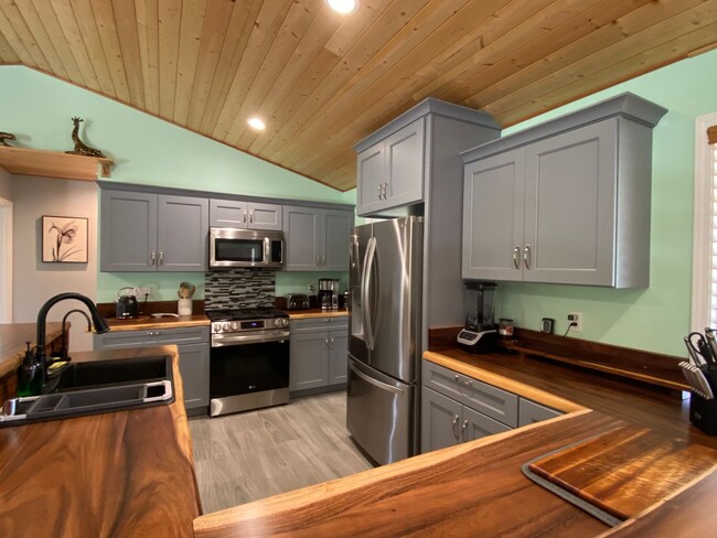 Building Photo - 3-Bed, 2-Bath Custom Furnished Home-Turn K...