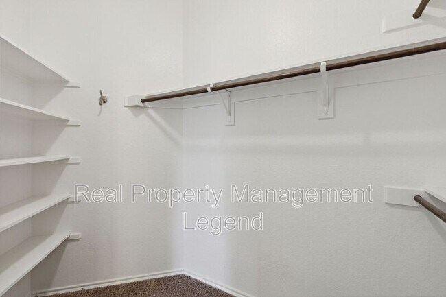 Building Photo - 812 Gray Fox Dr