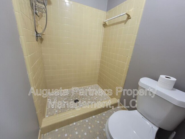 Building Photo - 3737 Woodcock Dr