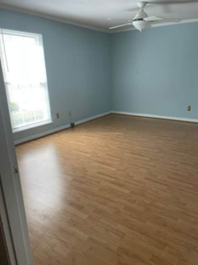 Building Photo - 3600 Chateau Dr