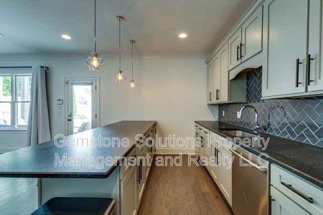 Building Photo - 1806 Burland Cres