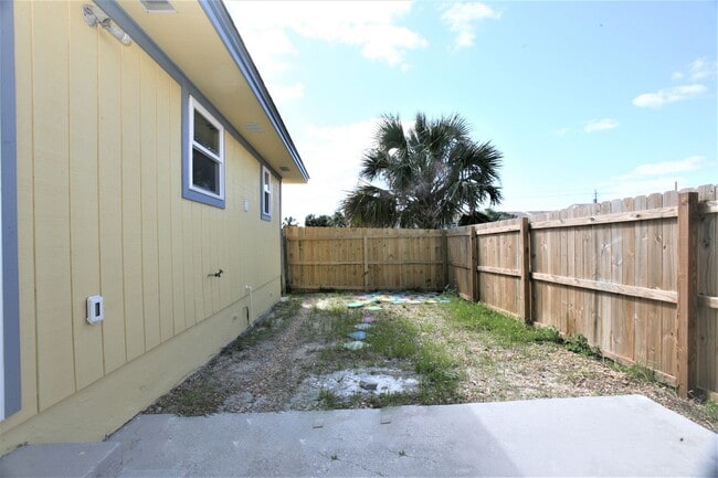 Building Photo - Beautifully updated 1 bedroom apartment within walking distance to the beach!