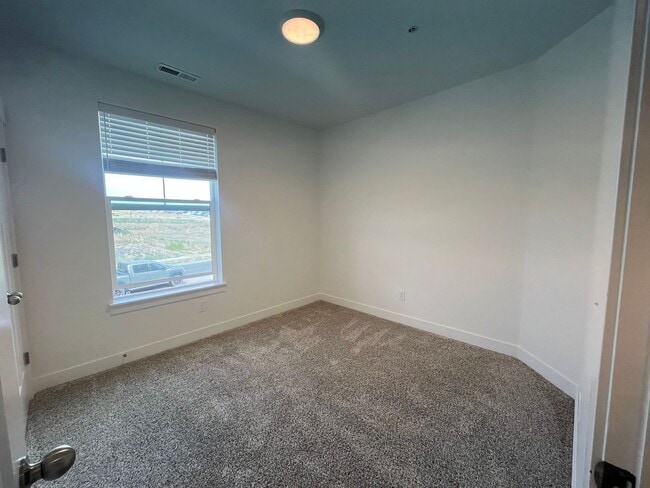Building Photo - Lovely Condo Located In Saratoga Springs, UT