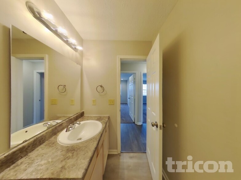 Building Photo - 6621 Pamona Cir