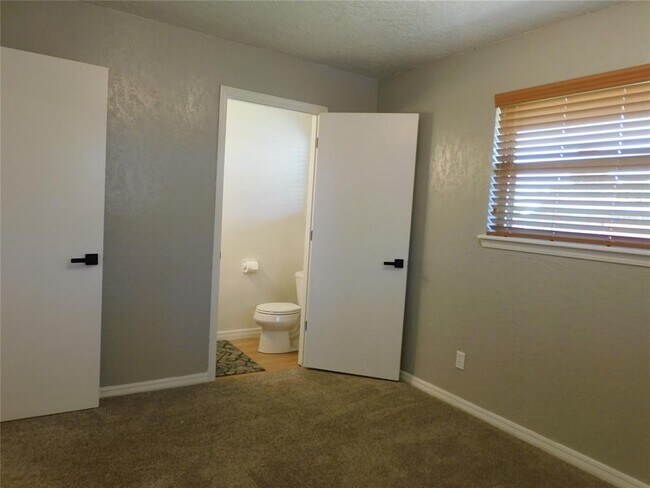 Building Photo - 728 SW 1st St