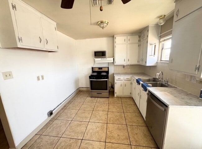 Building Photo - 2 Bed 2 Bath Ready To Move In ASAP!