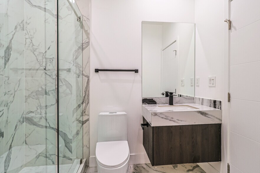 Building Photo - 4848 W 17th St