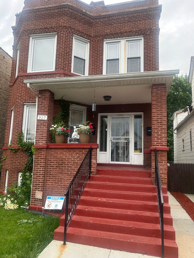 Building Photo - 917 N Leamington Ave