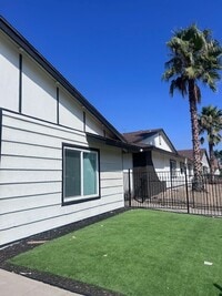 Building Photo - Spacious 3 Bed / 2 Bath Apartment in Colton – Upgraded & Move-In Ready