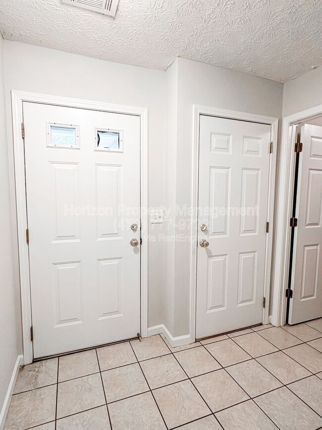 Building Photo - 3989 Hidden Hollow Dr