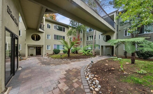 Building Photo - Spacious 1 bedroom 1 bathroom top floor unit in a highly desirable west side location!