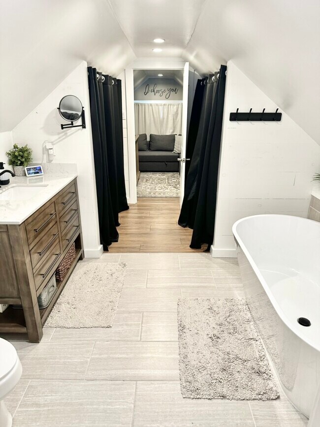 second bath with his and her closets - 135 E Wayne Ter