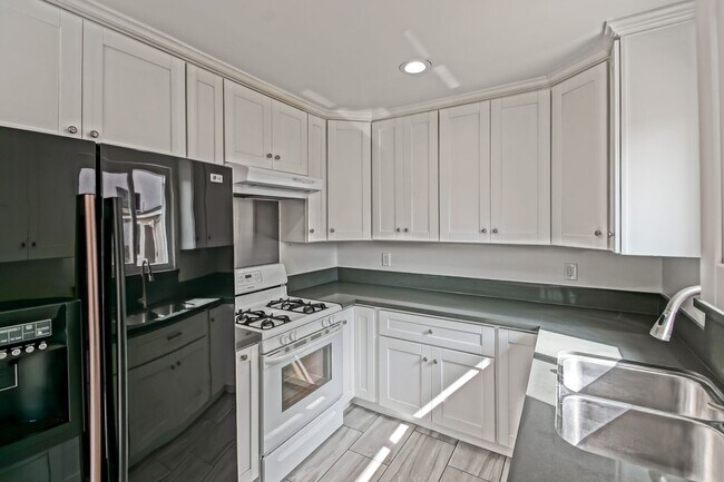 Building Photo - 11864 Manor Dr