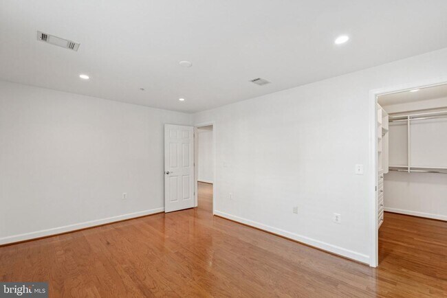 Building Photo - 4149 S Four Mile Run Dr