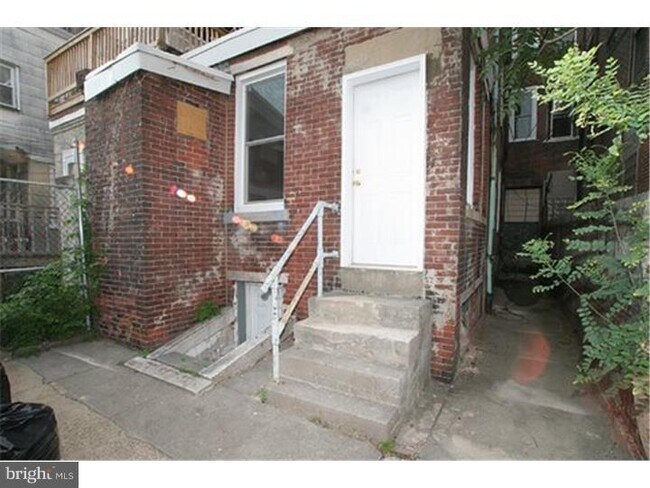 Building Photo - 2808 W Girard Ave