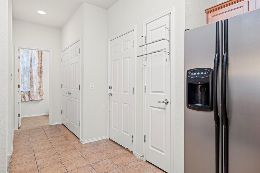 Building Photo - 2725 Hyde Park Dr