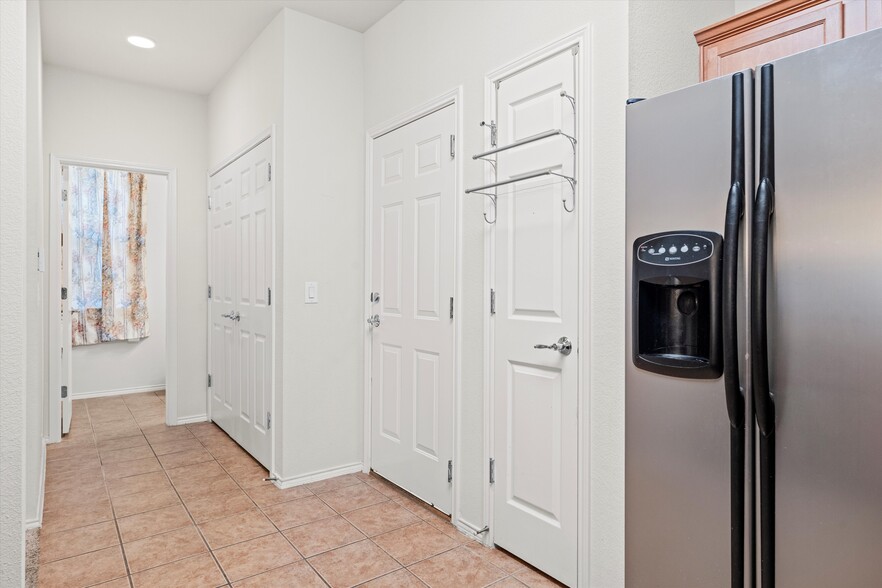 Hallway to half bathroom - 2725 Hyde Park Dr