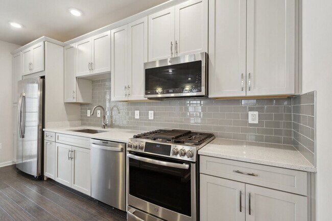 Building Photo - Beautiful end-unit condo townhome located ...